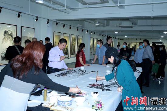 中泰艺术家书画精品联展在厦门集美举行。 中泰艺术家书画精品联展在厦门集美举行。