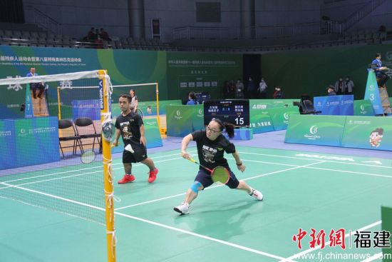 李凤梅和队友曾庆涛在SH6级混双比赛中,以2:0战胜四川队。搭档曾庆涛在前面的比赛中,刚刚战胜李凤梅的丈夫罗广梁。 李凤梅和队友曾庆涛在SH6级混双比赛中,以2:0战胜四川队。搭档曾庆涛在前面的比赛中,刚刚战胜李凤梅的丈夫罗广梁。