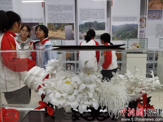 德化一中发力传承德化白瓷非遗技艺。 德化一中发力传承德化白瓷非遗技艺。
