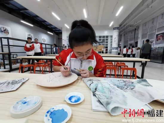 德化一中发力传承德化白瓷非遗技艺。 德化一中发力传承德化白瓷非遗技艺。