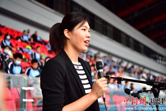 福建师范大学体育与科学学院副院长、中国女排奥运冠军徐云丽宣布福州第十九中学第五十届田径运动会开幕。张斌 摄 福建师范大学体育与科学学院副院长、中国女排奥运冠军徐云丽宣布福州第十九中学第五十届田径运动会开幕。张斌 摄
