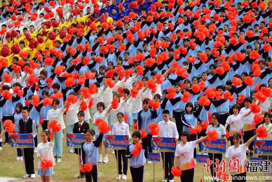 福州第十九中学第五十届田径运动会开幕式现场。张斌 摄 福州第十九中学第五十届田径运动会开幕式现场。张斌 摄