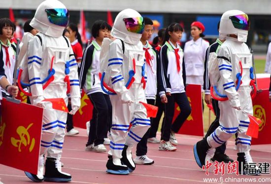 福州第十九中学第五十届田径运动会开幕式现场。张斌 摄 福州第十九中学第五十届田径运动会开幕式现场。张斌 摄