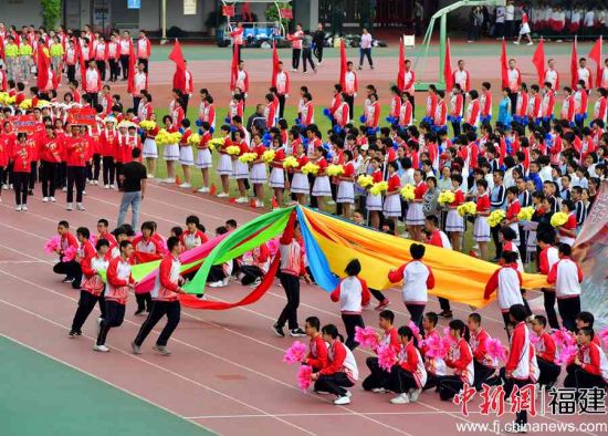 福州第十九中学第五十届田径运动会开幕式现场。张斌 摄 福州第十九中学第五十届田径运动会开幕式现场。张斌 摄