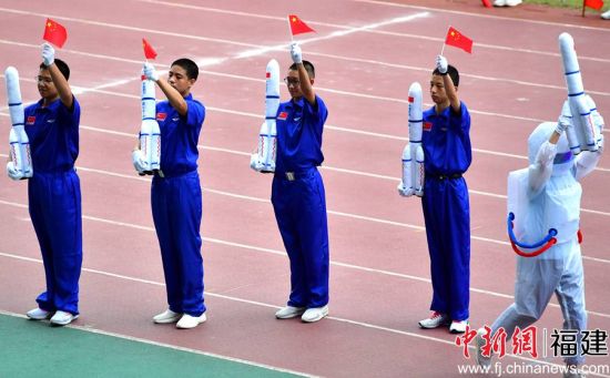 福州第十九中学第五十届田径运动会开幕式现场。张斌 摄 福州第十九中学第五十届田径运动会开幕式现场。张斌 摄