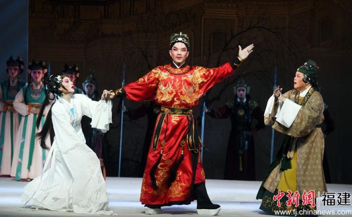 新版传统闽剧《荔枝换绛桃》福州首演。记者刘可耕 摄 新版传统闽剧《荔枝换绛桃》福州首演。记者刘可耕 摄