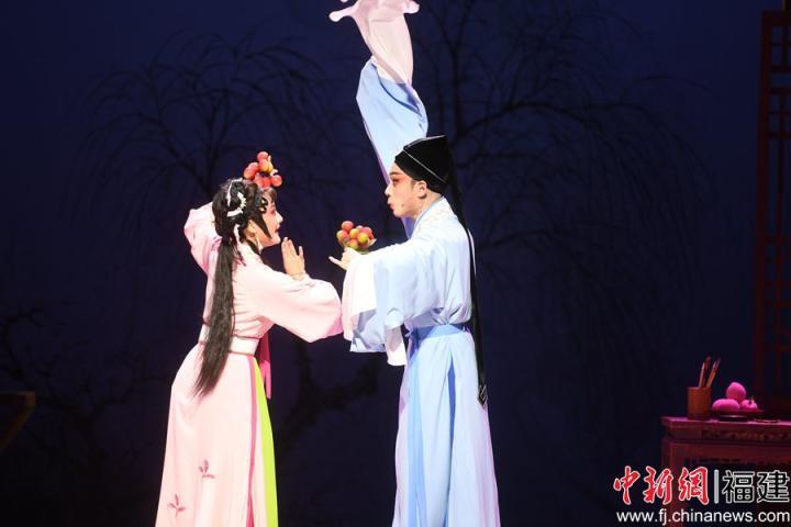 福建省实验闽剧院优秀年青演员文焱(左)、林宇辉(右)在剧中分别饰演冷霜婵、艾敬郎。记者刘可耕 摄 福建省实验闽剧院优秀年青演员文焱(左)、林宇辉(右)在剧中分别饰演冷霜婵、艾敬郎。记者刘可耕 摄