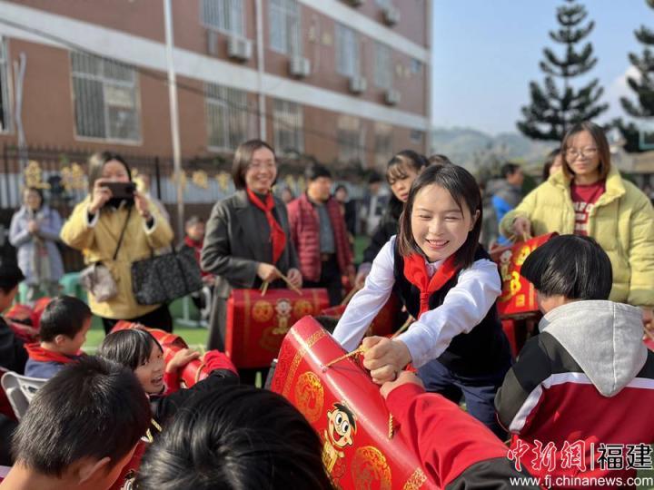 福州市妇联、福建海峡银行联合走访慰问永泰特殊教育学校师生。