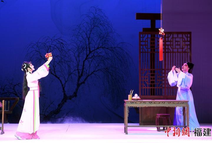 新版传统闽剧《荔枝换绛桃》演出现场。记者刘可耕 摄 新版传统闽剧《荔枝换绛桃》演出现场。记者刘可耕 摄