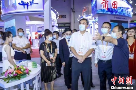国家体育总局体育器材装备中心副主任王平、省体育局党组成员、副局长唐佑明一行莅临展区关怀指导。　三明市体育局 供图