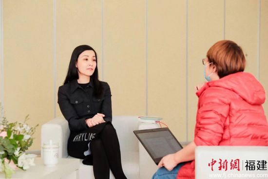 圣农集团董事长傅芬芳接受采访