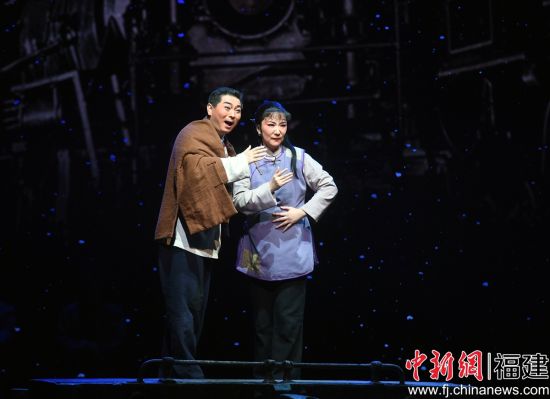 国家一级演员张萌（左）在剧中领衔主演林祥谦，中国戏剧梅花奖获得者、程派名家孙劲梅（右）饰演陈桂贞。　记者 刘可耕 摄
