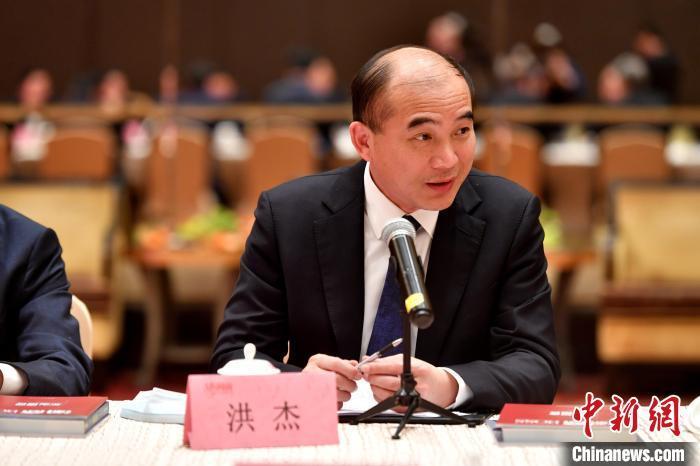 三棵树涂料股份有限公司董事长、总裁洪杰与会发言。　吕明 摄