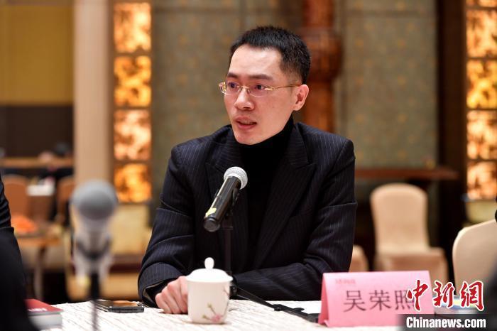 鸿星尔克董事长吴荣照与会发言。　吕明 摄