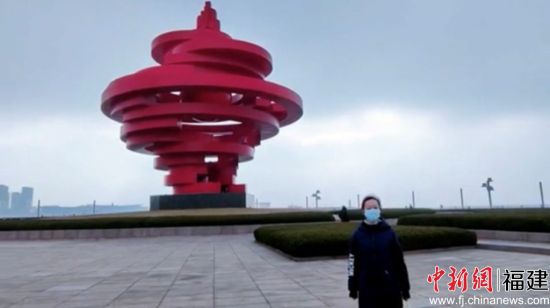 图为王晨菲参观五四广场 图为王晨菲参观五四广场