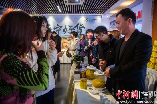 市民正在体验寿宁的特色产品。李南轩 摄