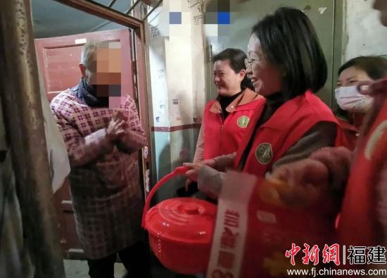 巾帼志愿者进社区入户慰问。
