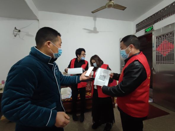 图为宁德市侨联一行协助华侨新社区，开展疫情防控网格化管理入户信息采集、宣传、摸排等疫情防控工作。.jpg