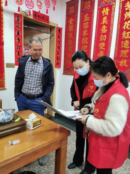 图为柘荣县侨联主席黄旭华开展“敲门行动”，入户了解居民防疫情况。.jpg