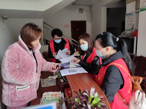 图为市侨联一行协助华侨新社区，开展疫情防控网格化管理入户信息采集、宣传、摸排等疫情防控工作。1.jpg