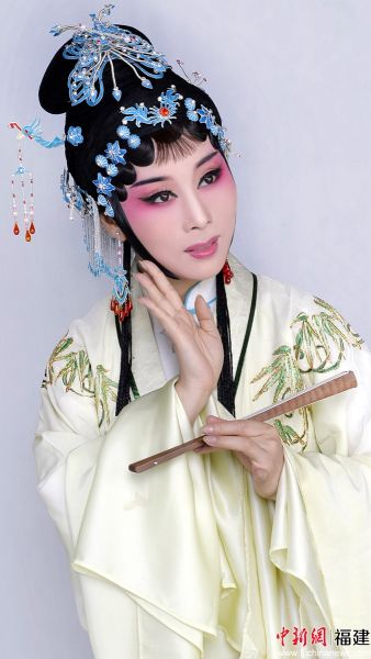 图为周虹在闽剧《双蝶扇》中饰演林梦卿。 图为周虹在闽剧《双蝶扇》中饰演林梦卿。