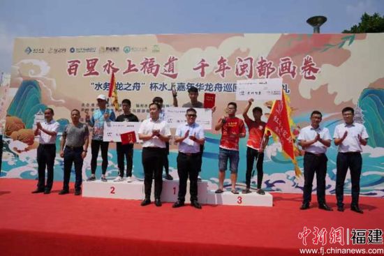 图为:领导为获奖队伍颁奖。 图为:领导为获奖队伍颁奖。