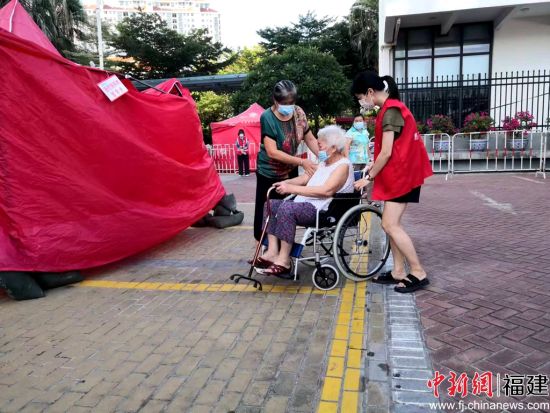 志愿者帮助行动不便的老人。陈向辉 摄 志愿者帮助行动不便的老人。陈向辉 摄