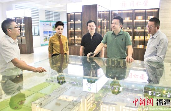 了解企业发展情况。林榕生 摄 了解企业发展情况。林榕生 摄