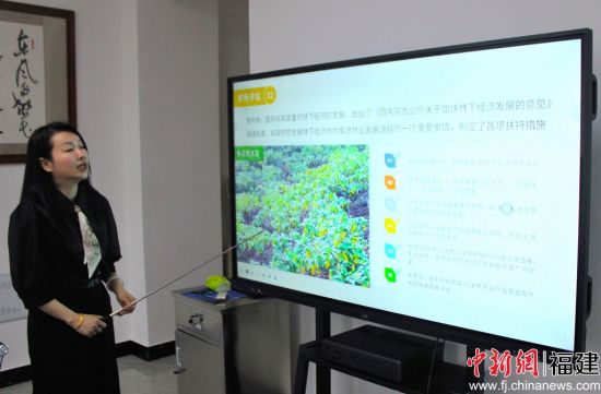 林翠花介绍企业相关情况。林榕生 摄 林翠花介绍企业相关情况。林榕生 摄