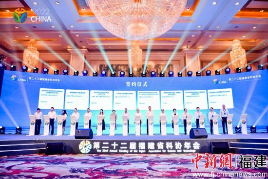 图为签约仪式。 图为签约仪式。