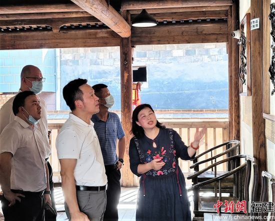 参观调研现场。刘晗 摄 参观调研现场。刘晗 摄