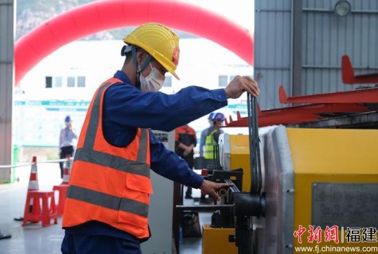 　　图为个人梁片钢筋骨架及钢筋镦粗接头制作现场。杨铭 摄