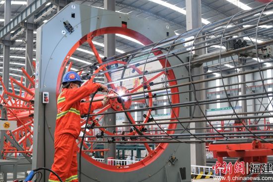 　　图为团体基础钢筋笼骨架制作现场。 杨铭 摄