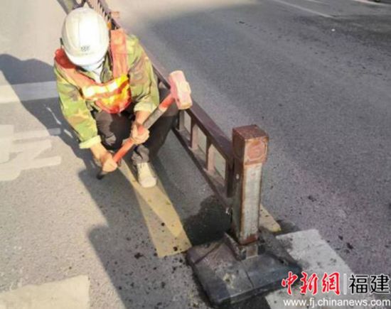 工作人员对市政设施进行巡查养护和“即损即补”。 工作人员对市政设施进行巡查养护和“即损即补”。