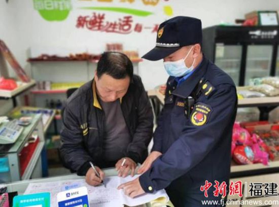 柘荣县城市管理局工作人员入户宣传。 柘荣县城市管理局工作人员入户宣传。