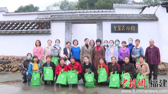 合影留念。杨倩 供图 合影留念。杨倩 供图