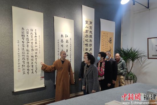 参观书画展