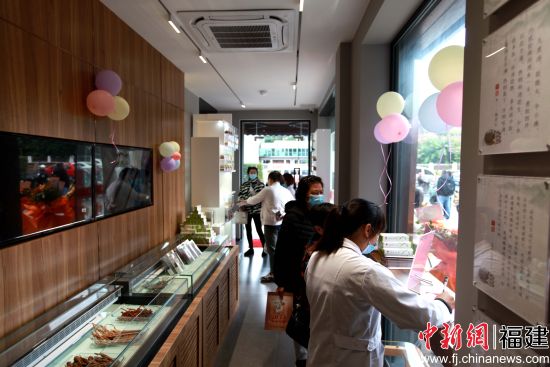 图为经典名方馆吸引了许多市民前来咨询。陈敏真 摄