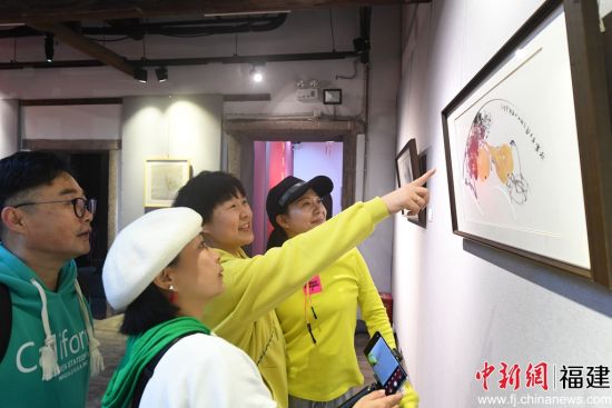 “花鸟报春—福建省花鸟画扇面作品邀请展”吸引观众观看。记者 刘可耕 摄 “花鸟报春—福建省花鸟画扇面作品邀请展”吸引观众观看。记者 刘可耕 摄