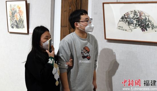 观众观看展览。记者 刘可耕 摄 观众观看展览。记者 刘可耕 摄