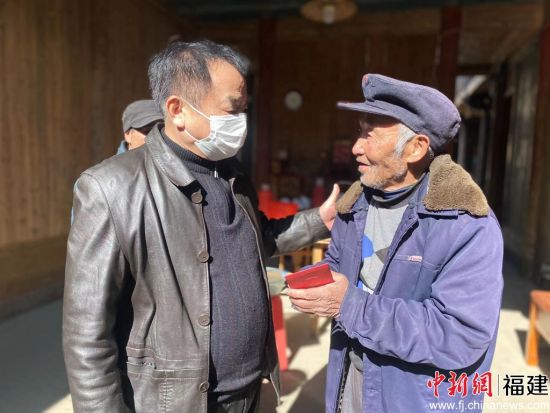 宁德市慈善总会常务副会长、秘书长江叶才（左一）慰问蕉城区困难群众。