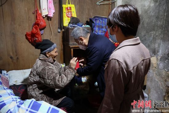  宁德市慈善总会副会长凌庆贤（中）慰问屏南县困难群众。