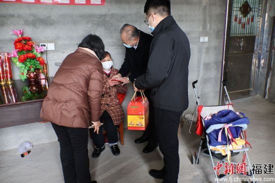  宁德市慈善总会会长林鸿（右二）慰问周宁县困难群众。