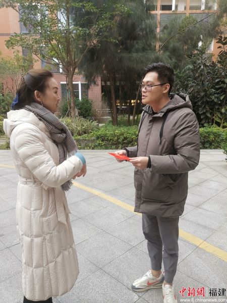图为：曾海方慰问台胞台商。