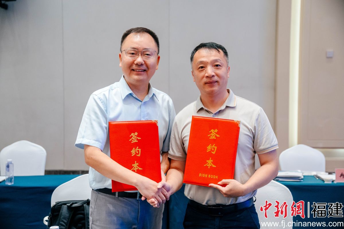 　　图为江苏小鹿快跑智能科技有限公司与平潭投促委达成初步投资合作意向。