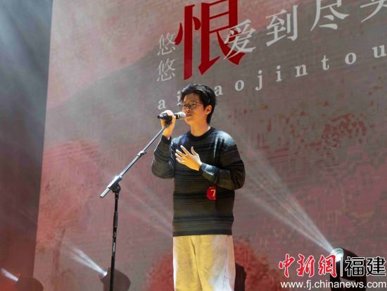 王家赫正在歌唱《让我欢喜让我忧》 方荔婷供图 王家赫正在歌唱《让我欢喜让我忧》 方荔婷供图