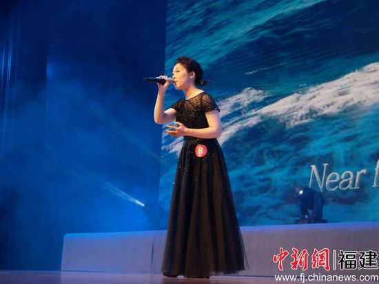 翁若聃在综合体育馆独唱《My Heart Will Go On》 方荔婷供图 翁若聃在综合体育馆独唱《My Heart Will Go On》 方荔婷供图