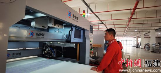 中国“李宁”鞋类生产基地。郑志忠 摄