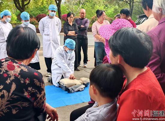 　　图为医护人员现场演示心肺复苏，向民众普及实用急救技能。