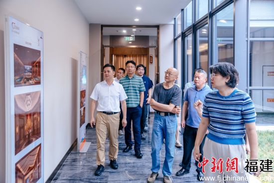 图为调研组一行实地体验正兴智慧康养服务场景。李南轩摄